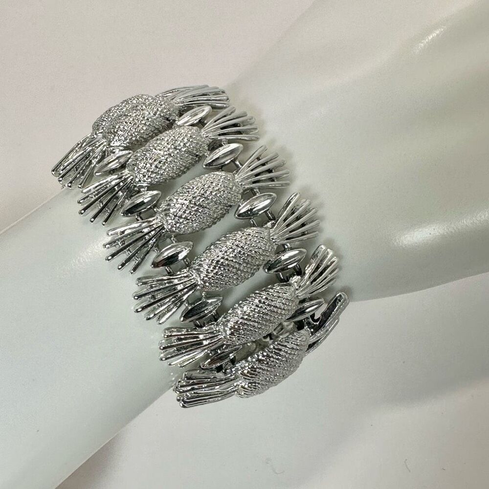 Sarah Coventry silver tone vintage pineapple bracelet in original box